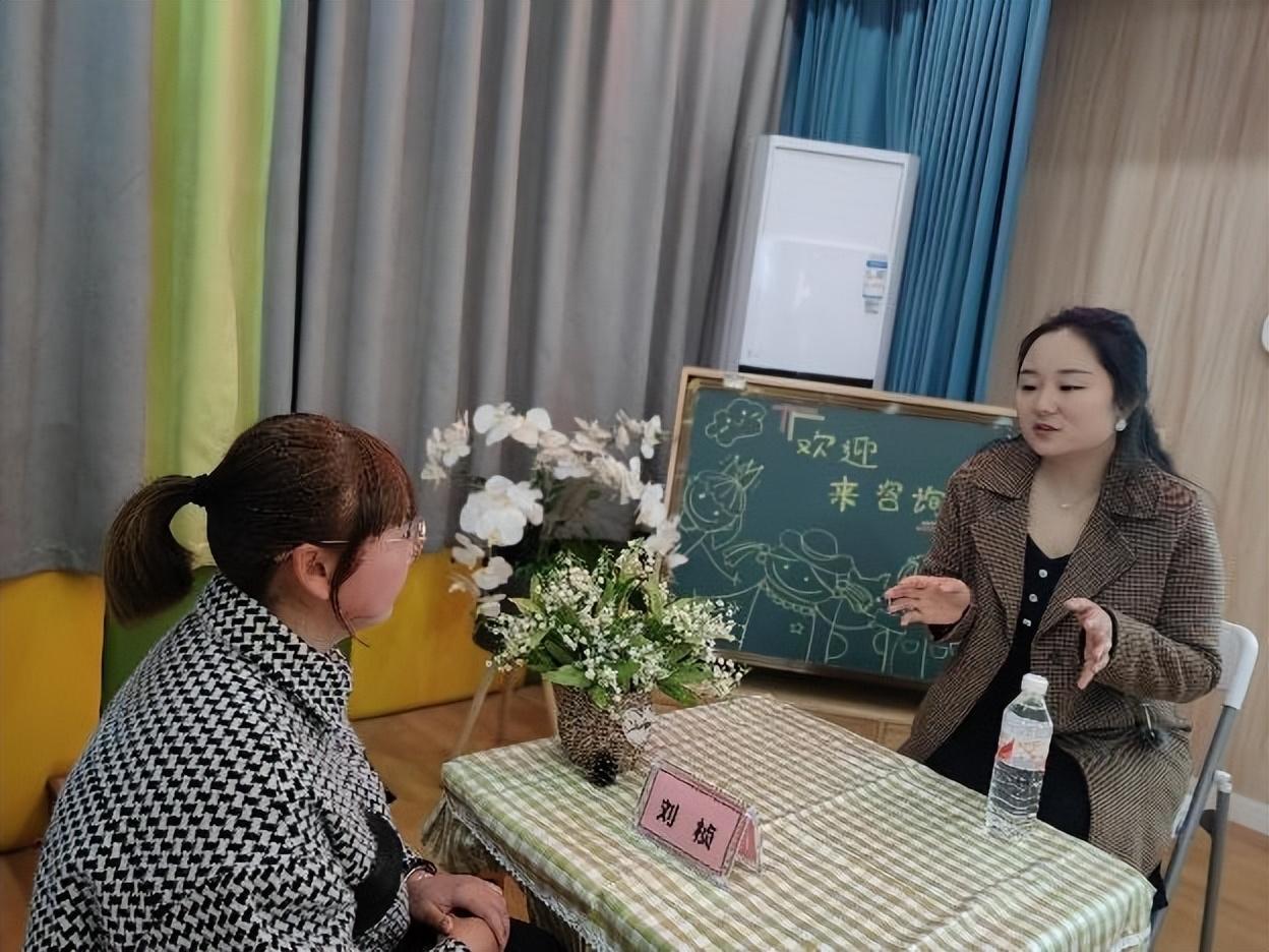 翠屏區(qū)家長學校走進菜幼，點亮科學育兒之路——家庭教育公益講座與咨詢服務同步開展